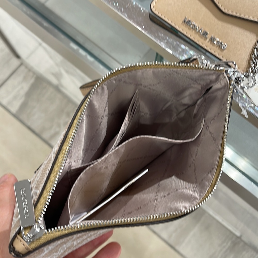 MICHAEL KORS JET SET ITEM LG 2 in 1 CARD CASE & WRISTLET
Camel 

NWT - Picture 15 of 16